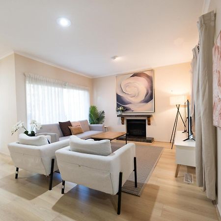 Cheerful 4-Bedroom Home With Park View Glen Waverley Exterior foto