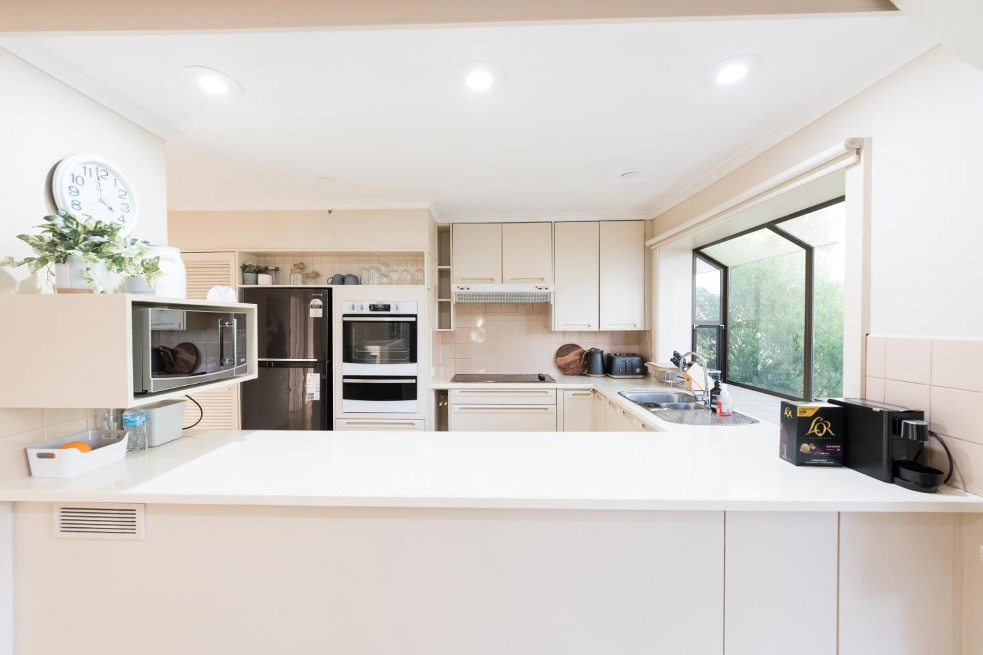 Cheerful 4-Bedroom Home With Park View Glen Waverley Exterior foto